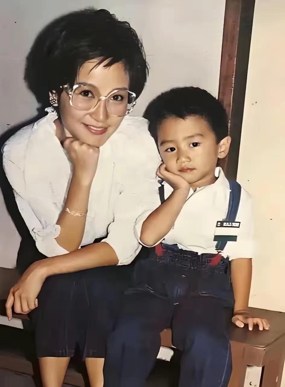 妈妈和儿子一起摆pose，笑得很开心。颜值真高啊？成功人士。认的这位小朋友吗？[
