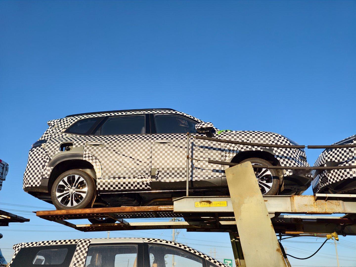 看我在新疆抓到什么一窝五菱新车！！有五菱银标新车560、MPV星光730看样子是