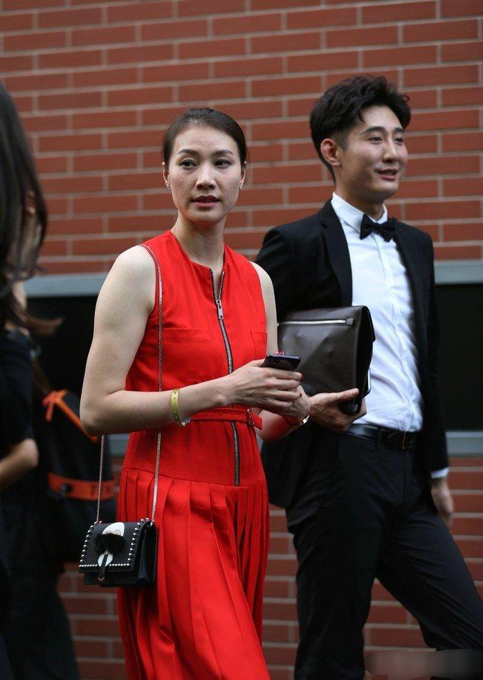 谢杏芳退役之后，衣品提升不少，成了新晋的时尚搭子，十分惊艳。 ​​​