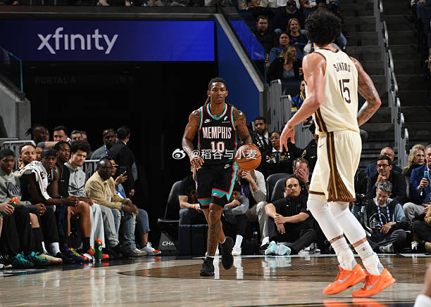 看到灰熊的这个贾文-斯莫尔（Javon Small），就想起之前的新闻。肖华已经