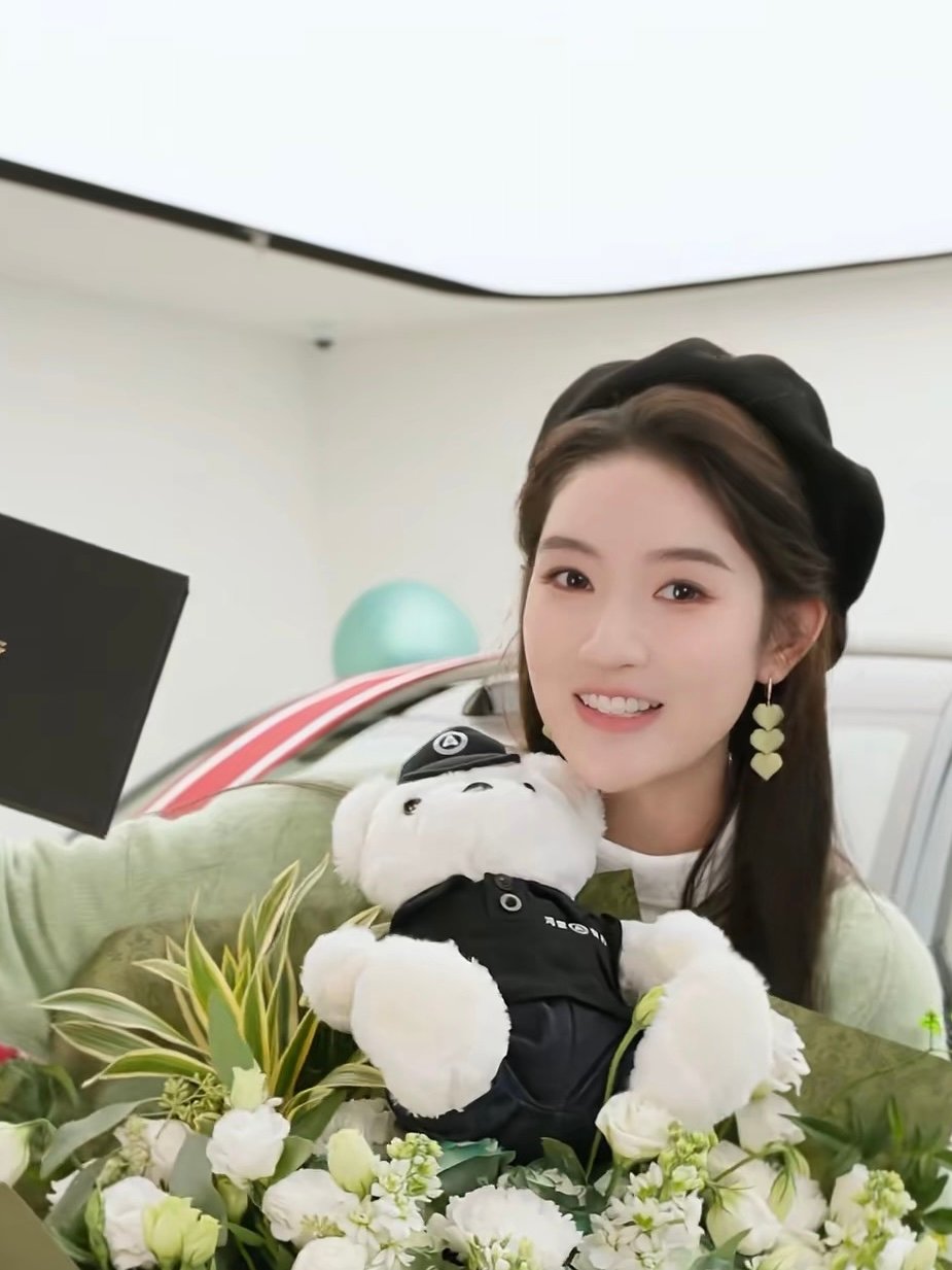 王玉雯仪式感王玉雯怀疑你是为了刘亦菲王玉雯追星太成功了吧！！！还买了刘亦菲同款车