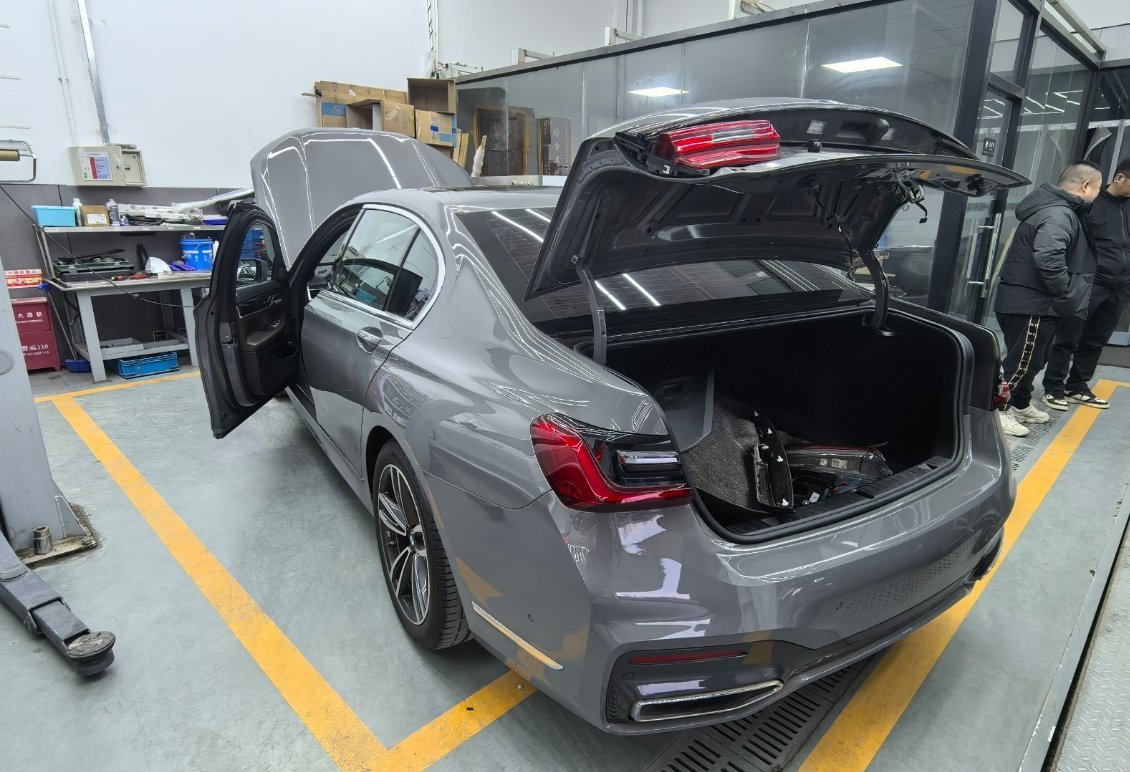 修车我和汽车的日常 自己的车灯憋了，没办法，修理工老杨上线。宝马7系