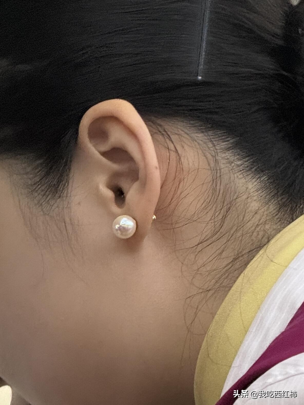 空乘的珍珠耳钉很漂亮，光泽很亮。
看她手上戴着卡地亚的小钻戒，忍不住问她：
请问