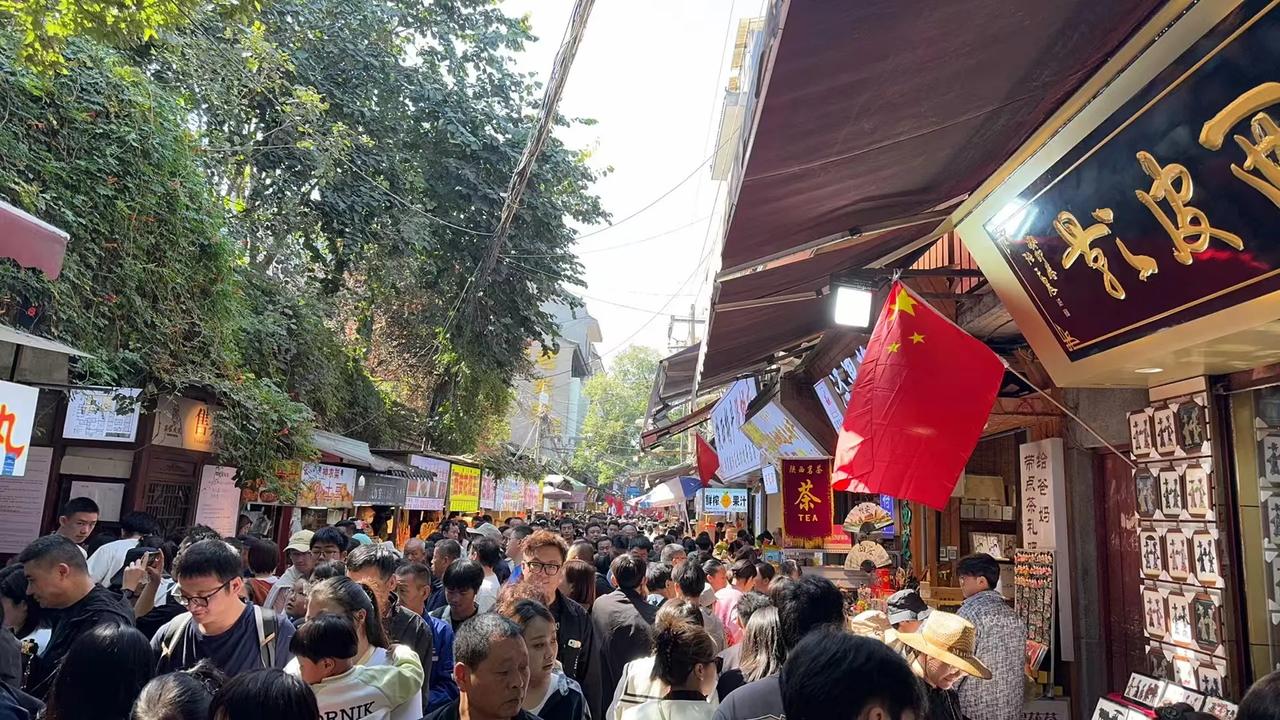10月3日的西安回民街，人挤人，今天天气也热，我真是服了自己，凑这个热闹干啥，该