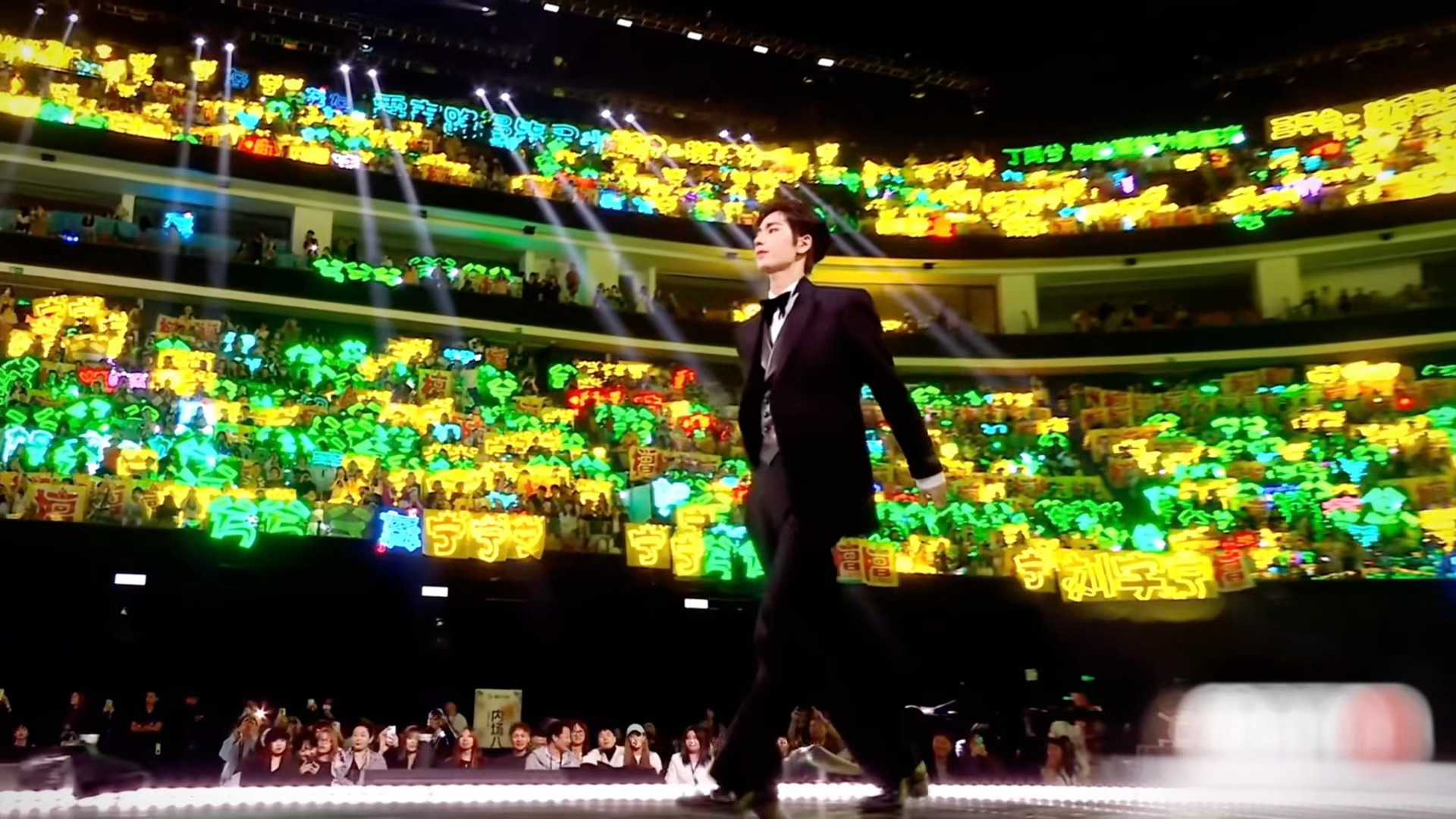 我说张凌赫上台这段萌之帅之意气风发之星光大赏内场