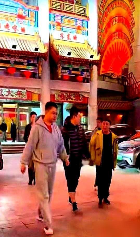 长春零下三十度的街头，那些套着上万块盟可睐的年轻人正抖得像弹棉花。这哪是买衣服，