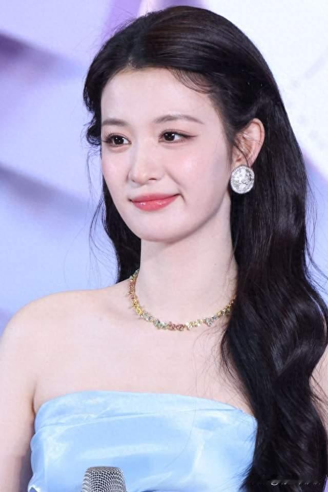 王楚然重庆活动生图！抹胸水蓝色长裙香肩挺拔，又白又仙美到发光