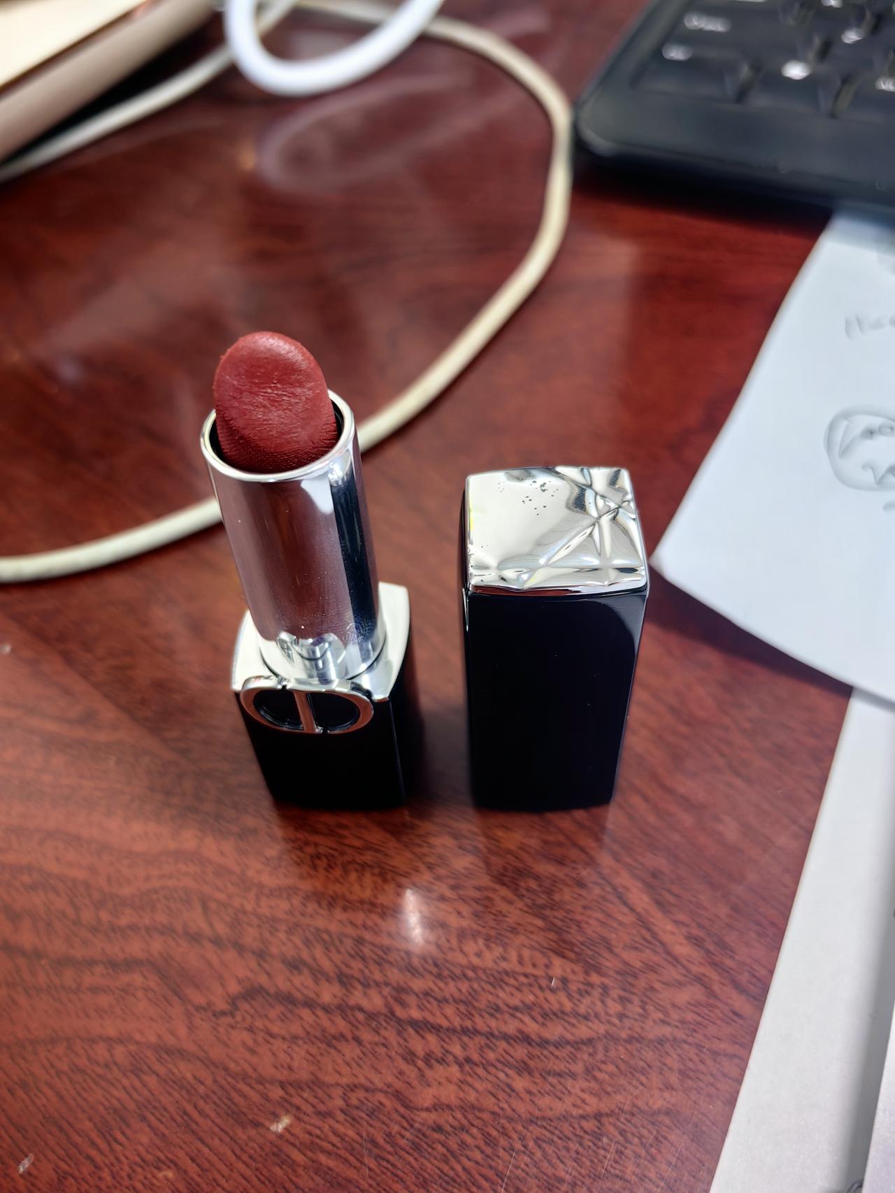 我是一个大女子主义者，我一直都认为女人也是人，和男人是平等的，结婚应该是两个人共