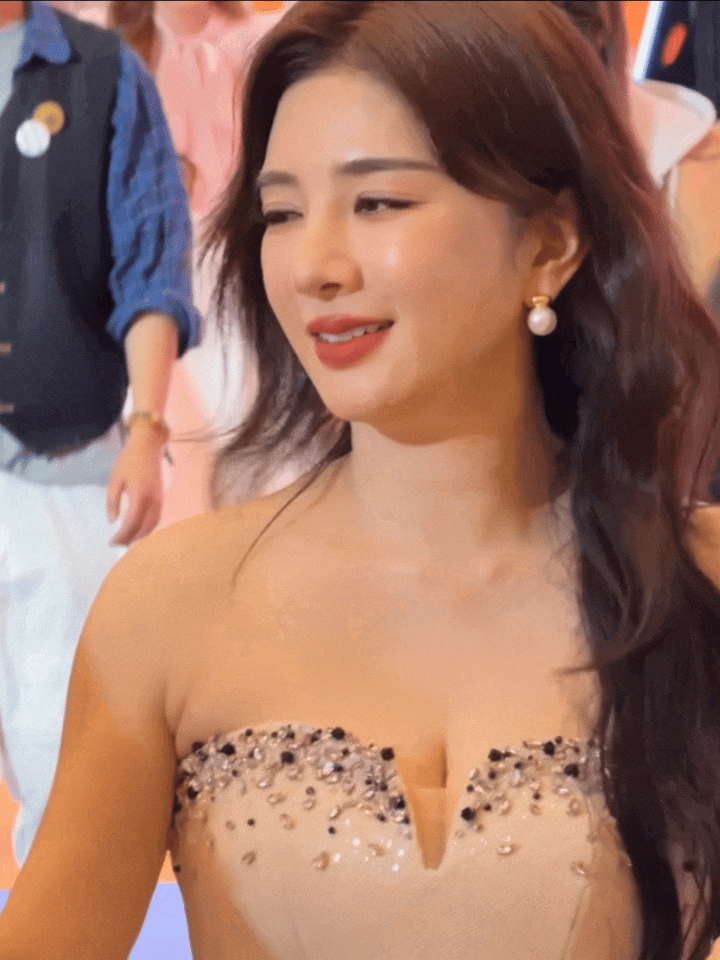 女明星真的会保养，看看黄奕这状态，皮肤光滑身材棒，太美啦！