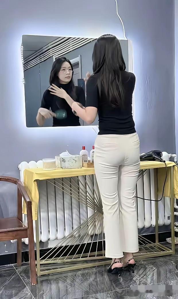 男人们记住了
穿白裤子的女人不要碰
有多远跑多远
越远越好
网上好多人都是这样说