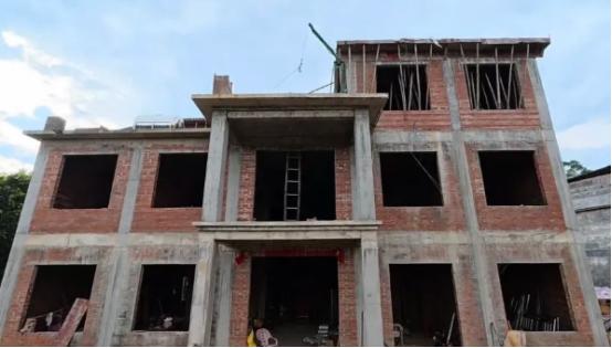 33万买不来一声“谢谢”

他带大家参观新建好的三层自建房，一层三层归自己，二层