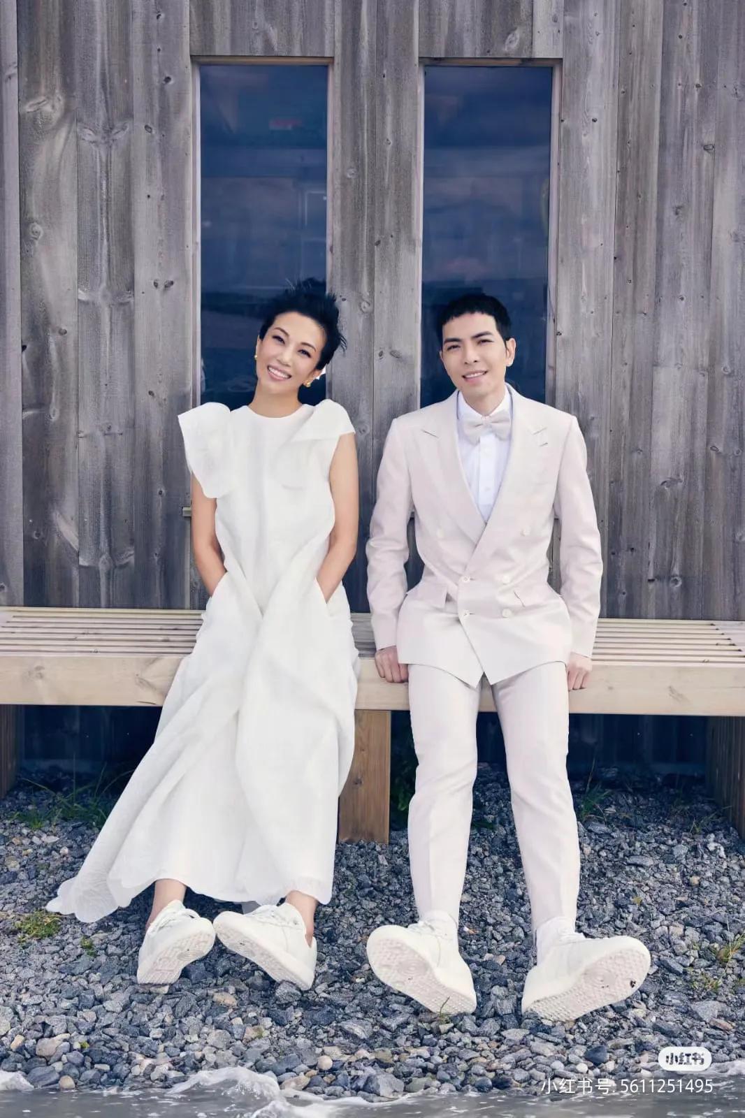 萧敬腾和经纪人领证了，恭喜！