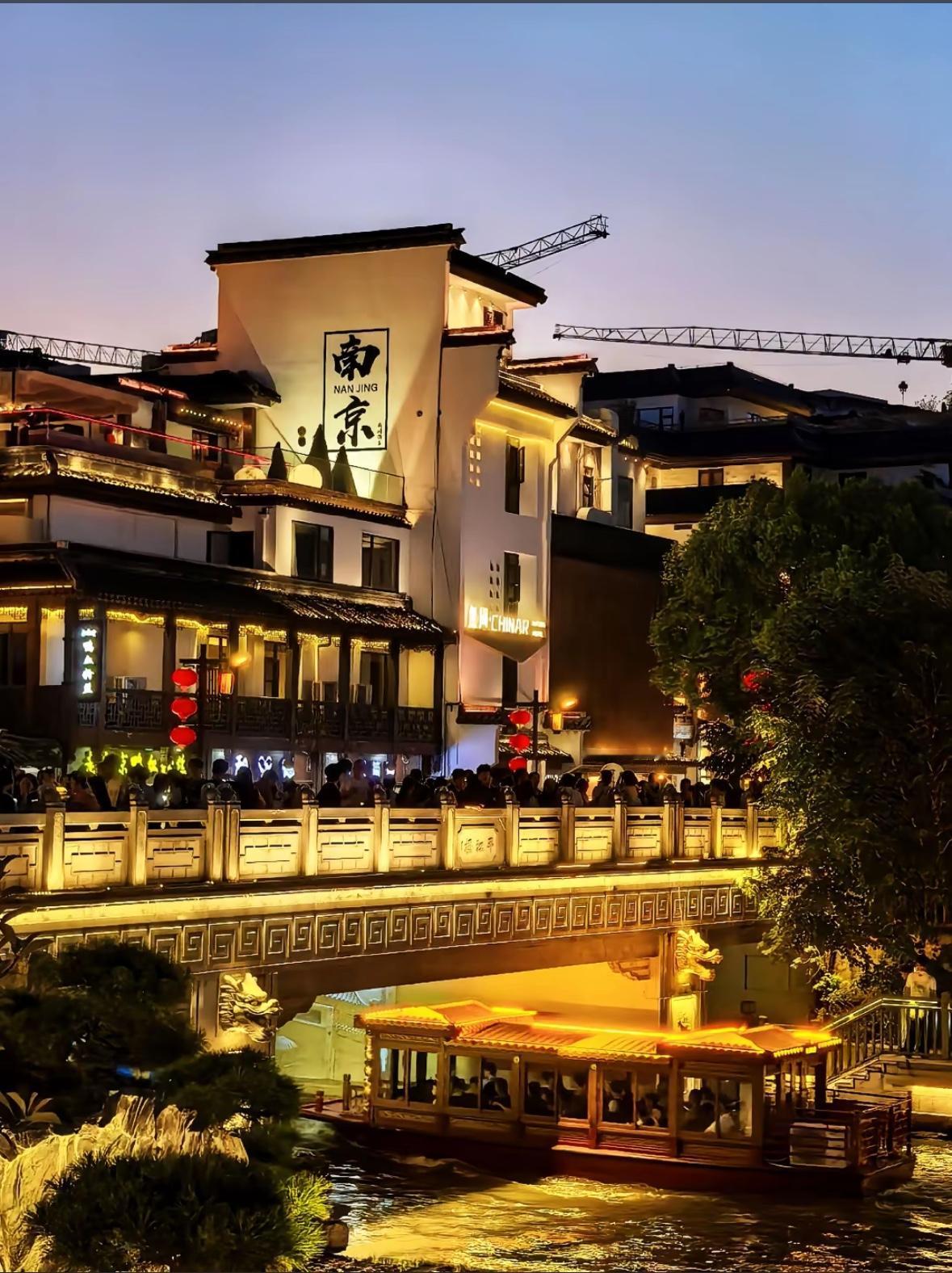 回顾2025年五一假期，人流最多的三个景区，具体数据如下：

1. 南京夫子庙—