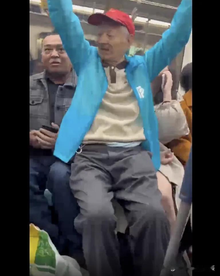 这年头坐个地铁都能碰上“人肉占座”，还是专挑小姑娘大腿的那种！上海9号线一大爷的