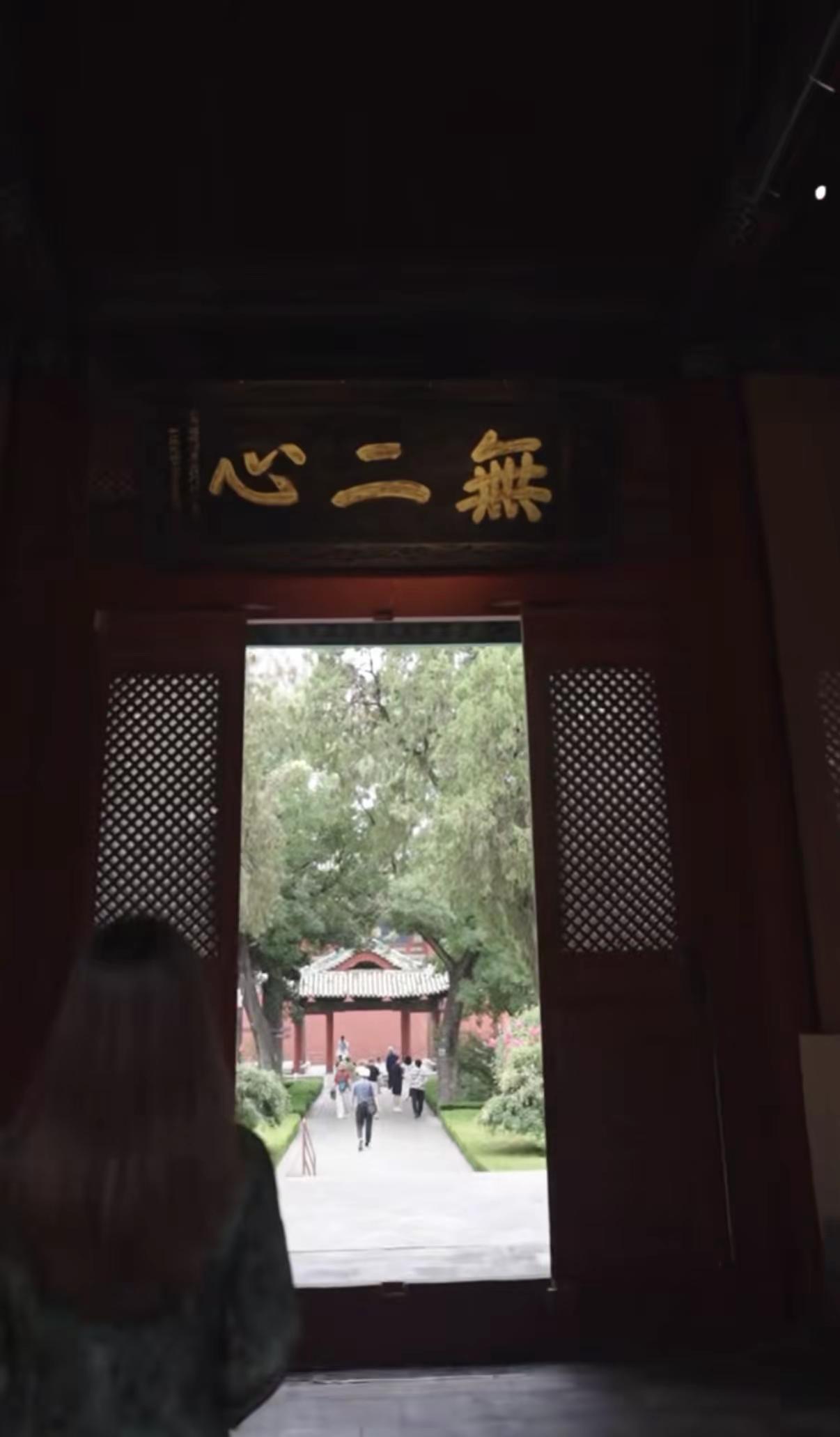 恭贺关二爷圣诞！苏慧敬上浩气凌云贯古今，平生矢志守乾坤。曹公厚爵何曾恋，蜀道艰危