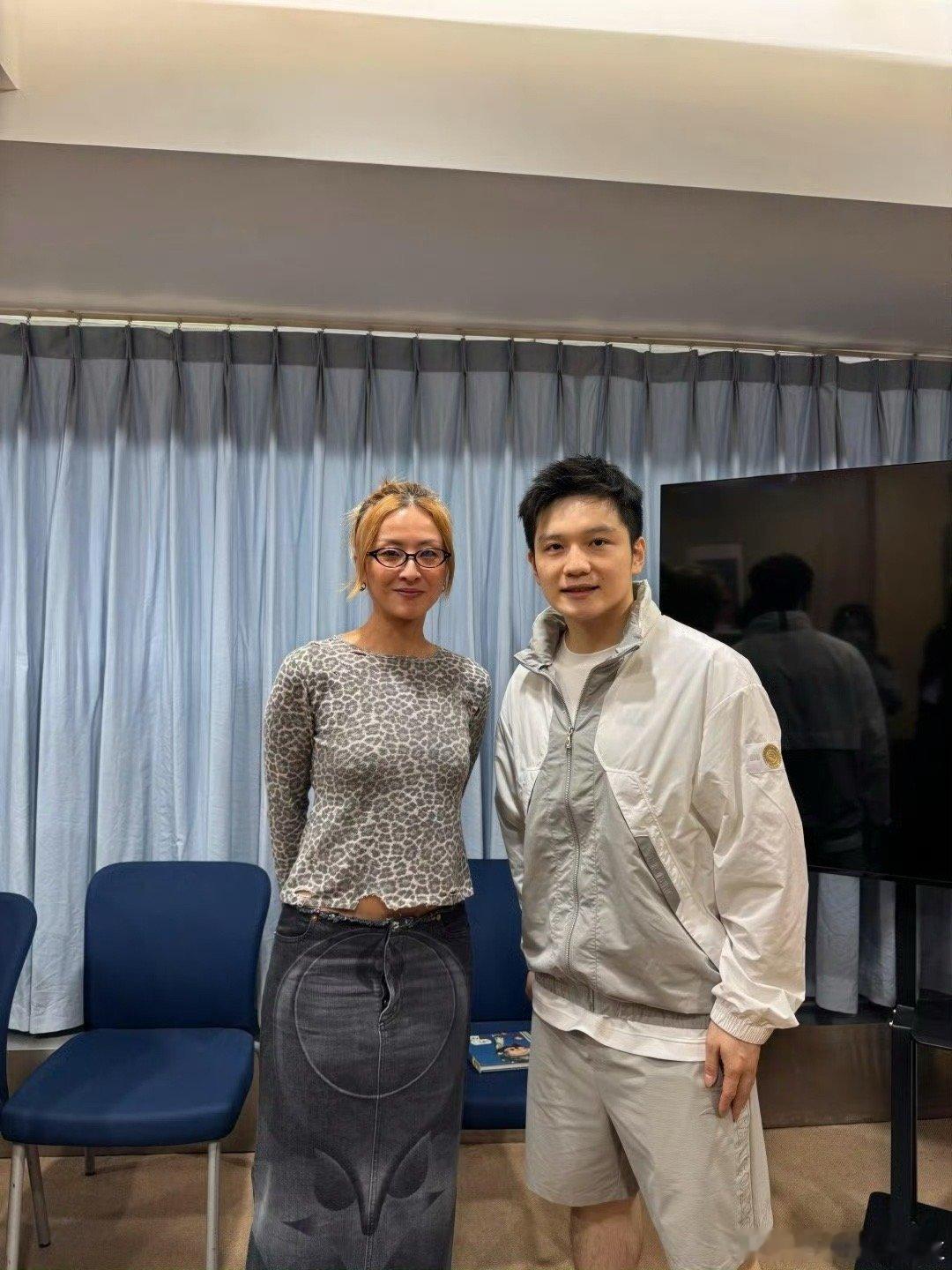 #陈奕迅老婆晒与樊振东合照#Eason 记得邀请东东去看演唱会哦  哈哈哈哈哈哈