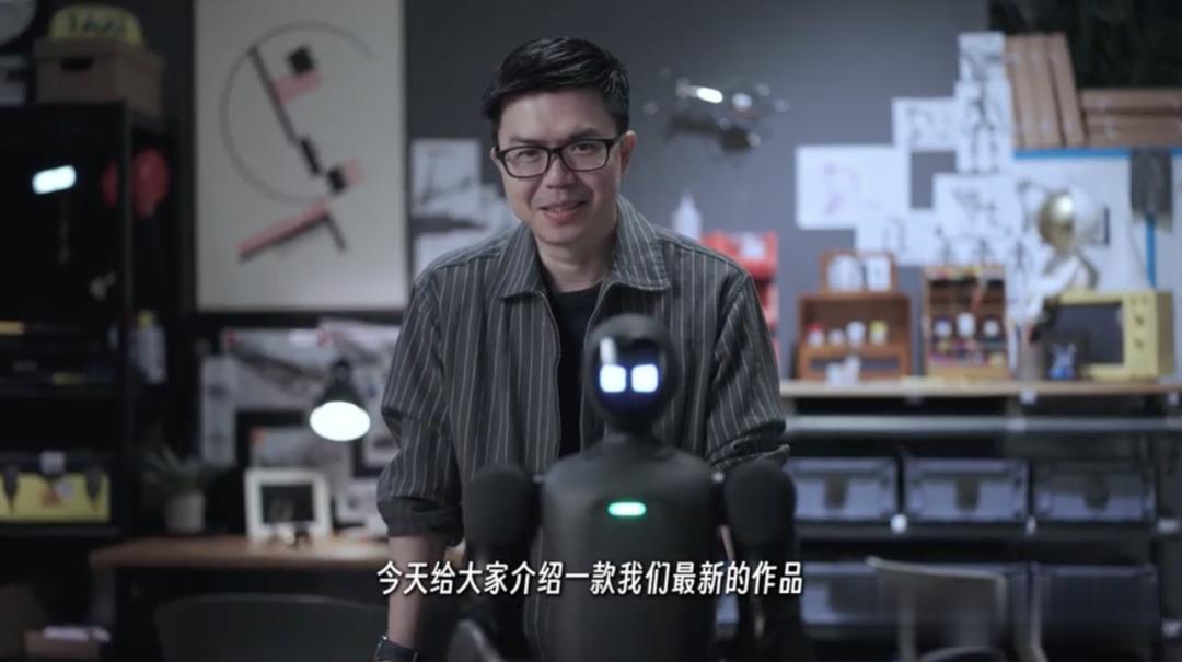 董事長稚暉君發布上緯新材首款機器人！能塞書包還能騎機器狗