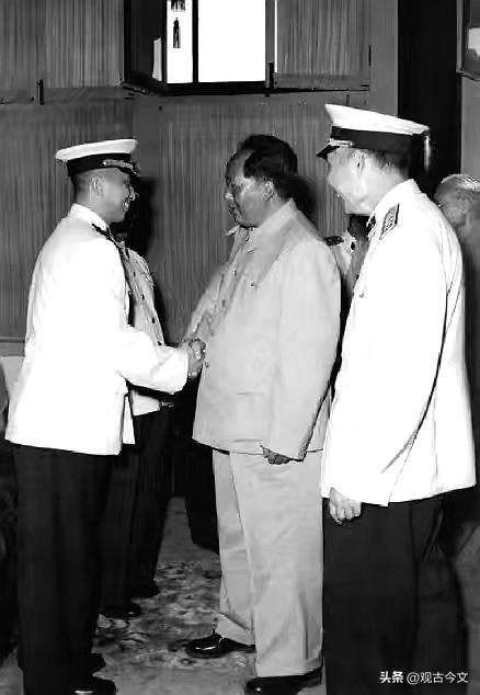 历史时光
1951年毛主席和张学思（左一）亲切握手。他在1955年被授予了少将军