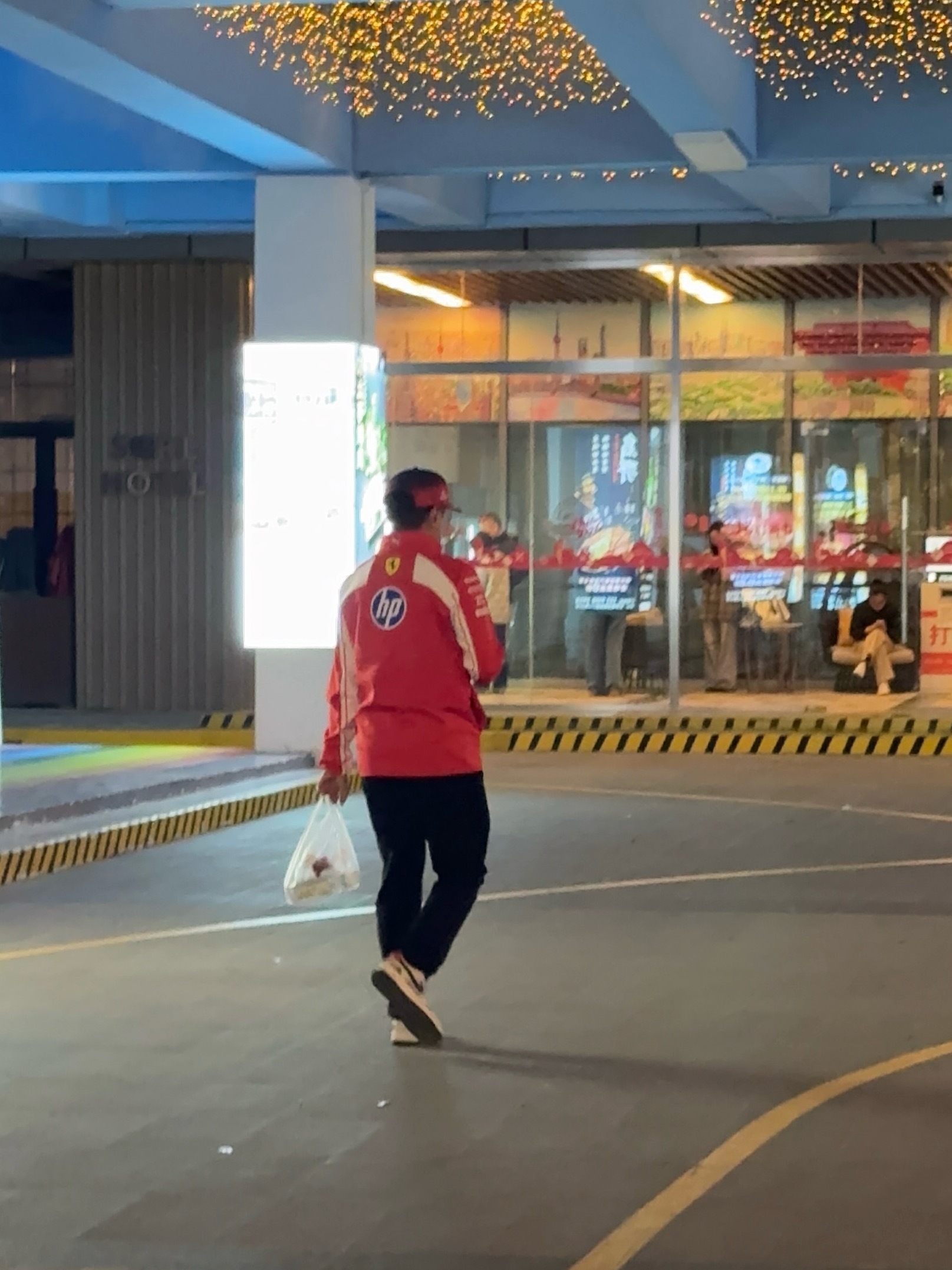 法拉利出现的频率还是蛮高的一会遇见好几个 上海