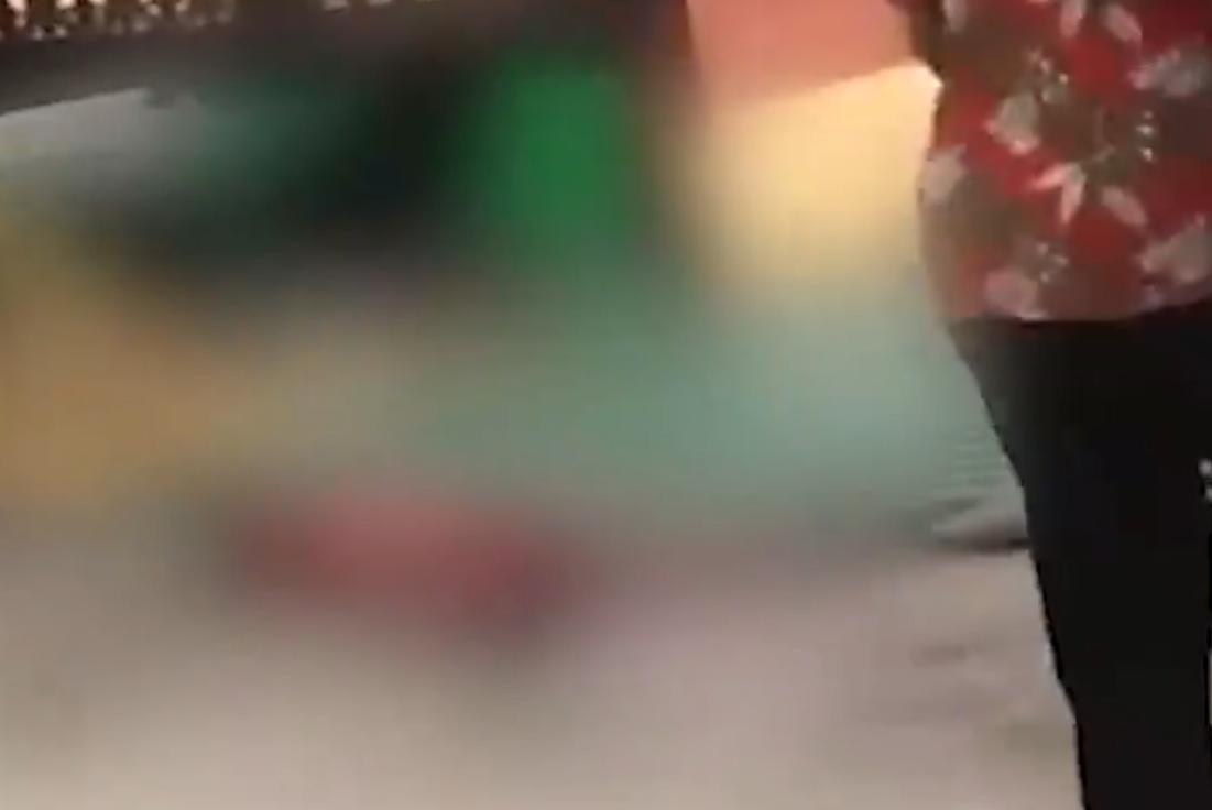 【：已抓获嫌疑人】广东廉江居民反映，有人持刀在某幼儿园行凶。门口一小孩和两成人受