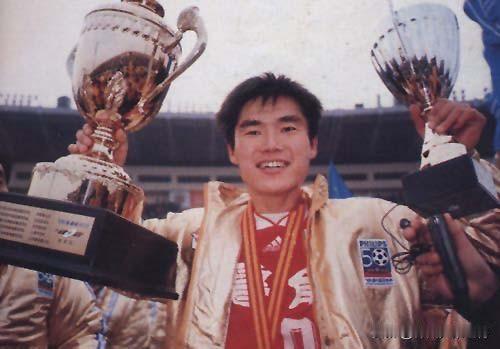 今天是泰山队成立32周年，卅二载栉风沐雨，泰山队荣誉加身！顶级联赛五度登顶（4次