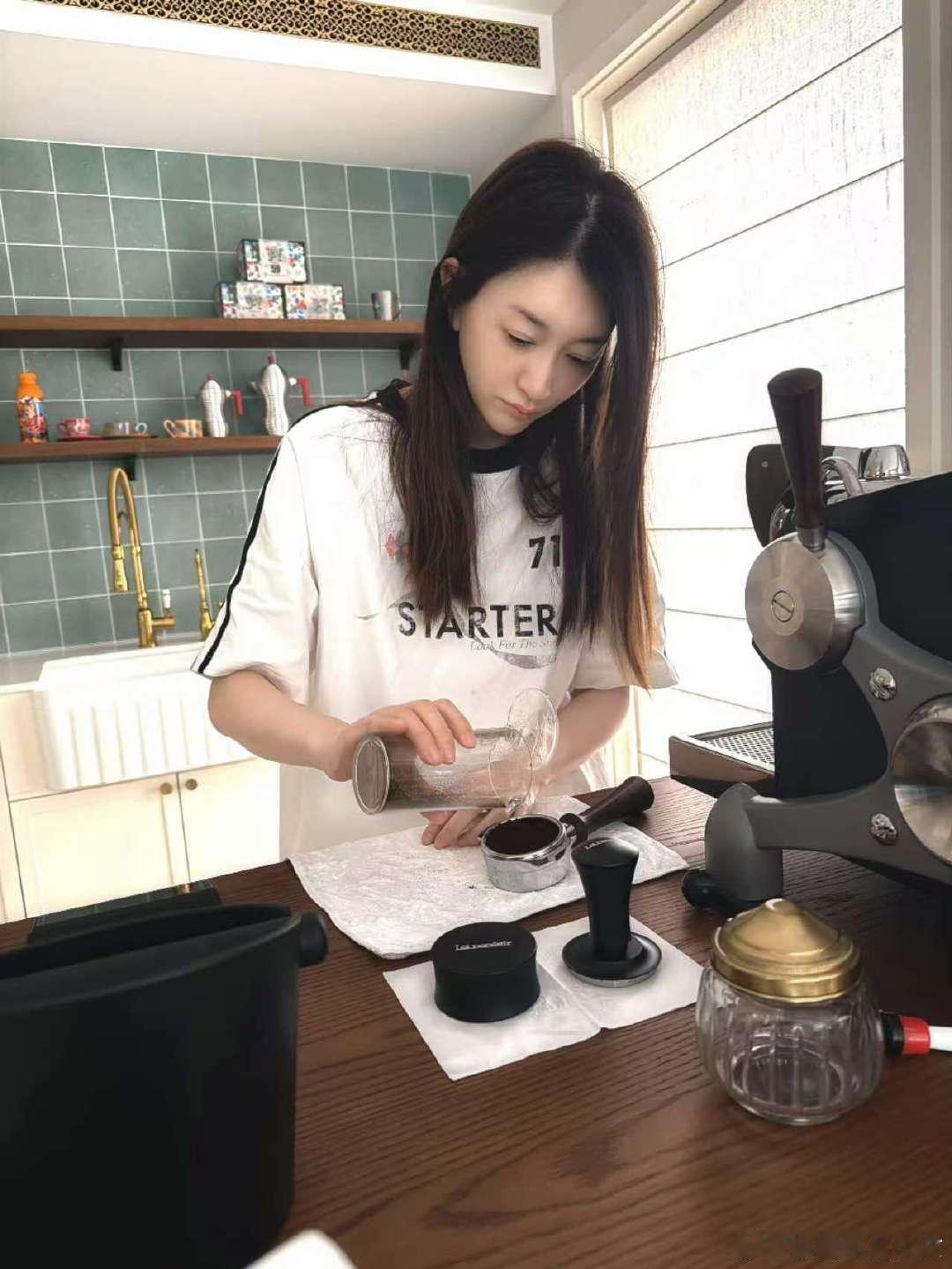 李小冉喝上了立秋的第一杯咖啡李小冉抽象拉花 哈哈哈哈哈李小冉也是喝上↑立秋的第一