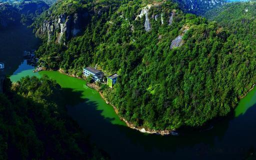 【天烛仙境】天烛仙境位于浙江十里潜溪的上游，为丹霞地貌景区，是新昌的一颗明珠。天
