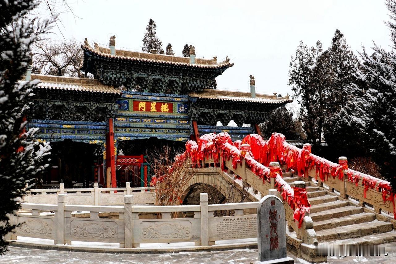 甘肃武威[烟花][烟花]
雪落文庙，
朱红宫墙覆薄银，
飞檐斗拱凝霜玉，
古建雅