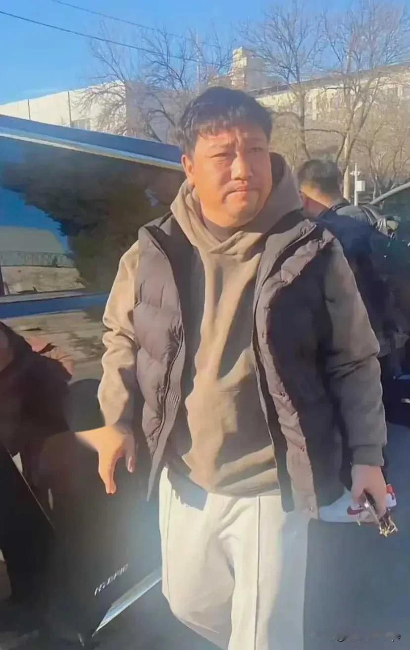 2024年央视春晚彩排拉开帷幕，主持人聚在一起讨论谁在舞台上打头阵。现场热闹非凡