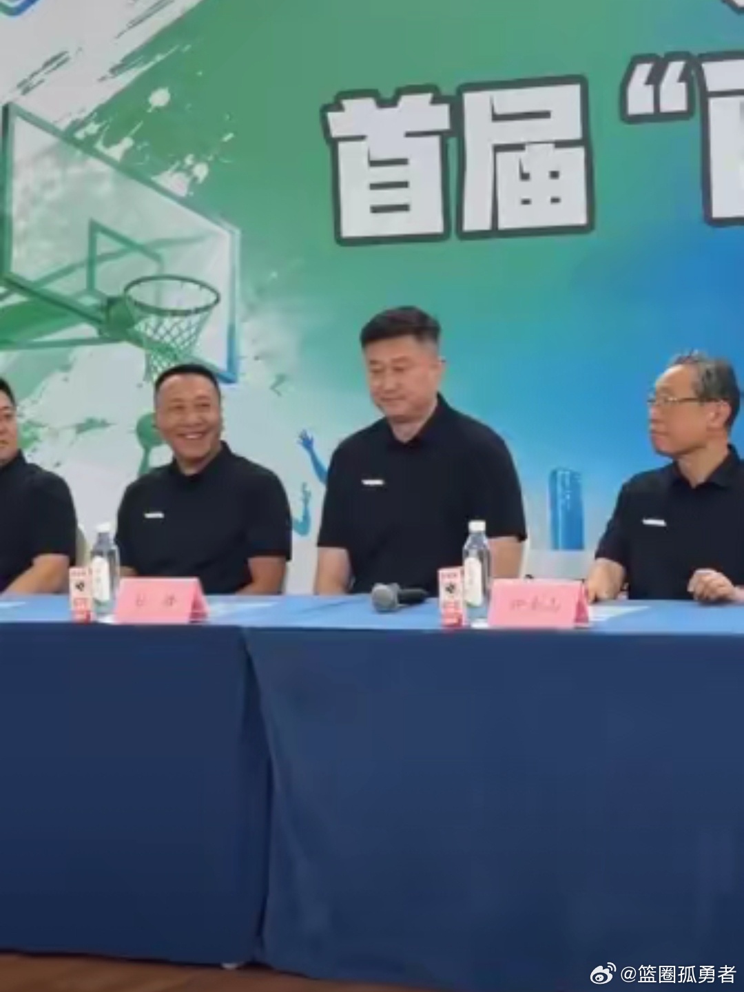 广东宏远男篮主教练杜峰身兼数职，作为广东省篮协领导书记休赛期依然忙碌，一把抓训练