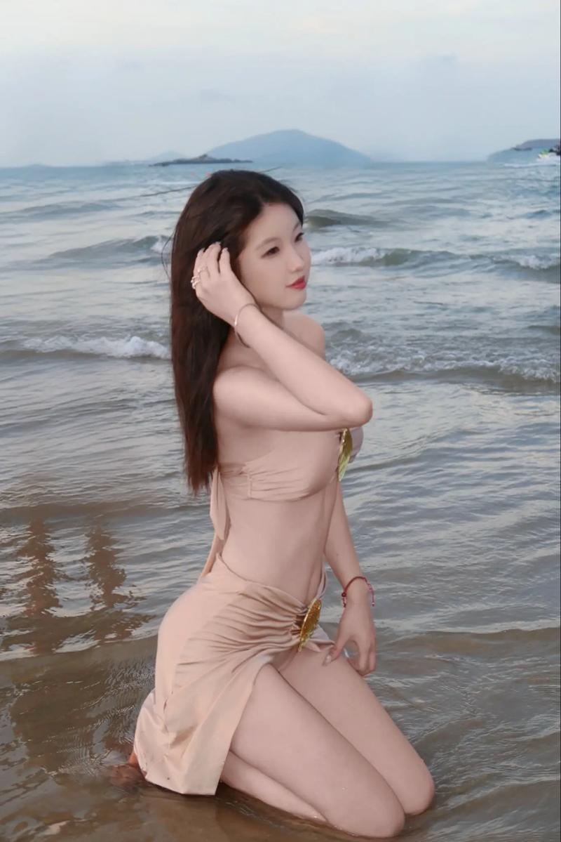 20岁黄多多在社交平台晒出海边度假照，身穿浅蓝色樱桃刺绣比基尼，与好友自在合影，