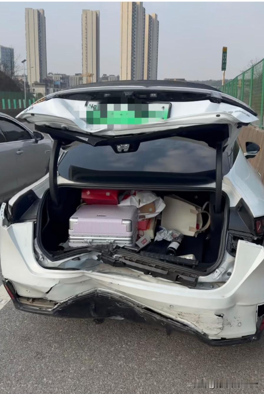 高速上被追尾成这样可以报全损吗？不想修了继续开