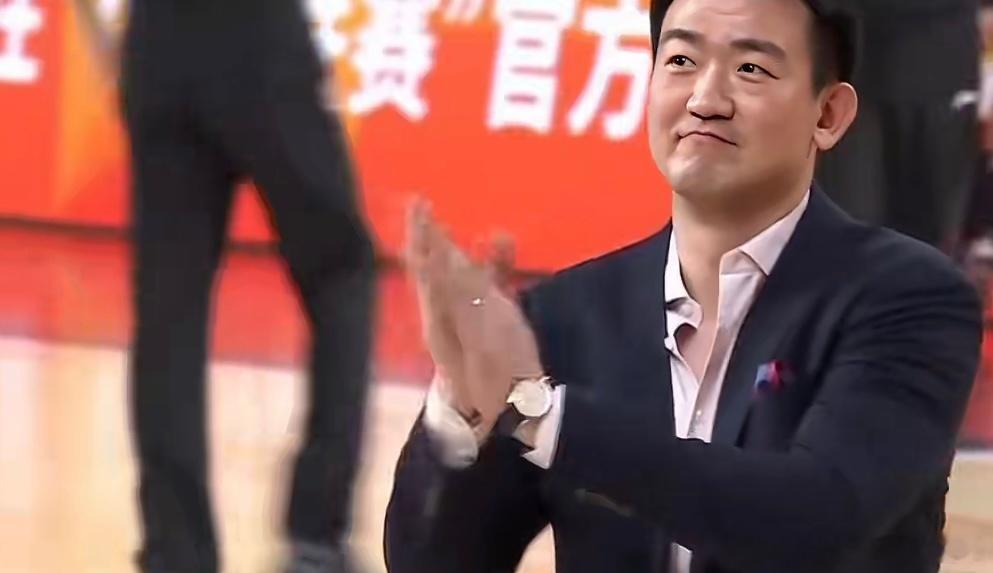 王博苦笑离场！广厦两连败，布朗41分难救主！今晚CBA焦点战，卫冕冠军广厦男篮客