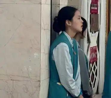 谁能预料到，这个服务员，将来会成为一个大明星 