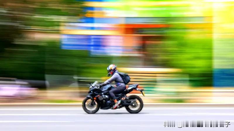 超时遭拒收 骑手将餐食摔顾客家门口 8月19日重庆巴南，耿先生因外卖超时取消订单