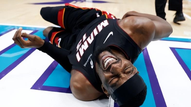 在上一场对阵热火的比赛中，鲍尔拉拽阿德巴约，导致后者尾椎骨受伤退赛，热火也输掉比