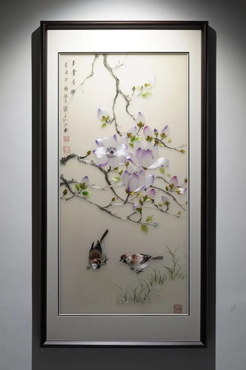 紫玉兰凝于绣面，方寸藏尽金玉满堂 素卷留白，疏枝绽玉，雀落芳茵。层层丝...