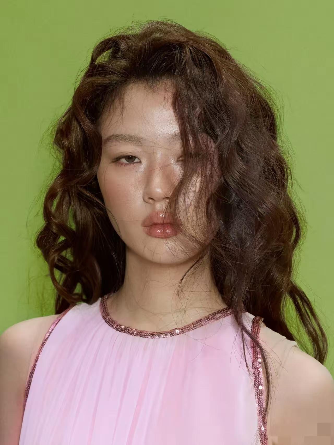 远远看过去以为是周冬雨，
近距离观察才知道原来是单依纯！
不得不说，单依纯跟周冬