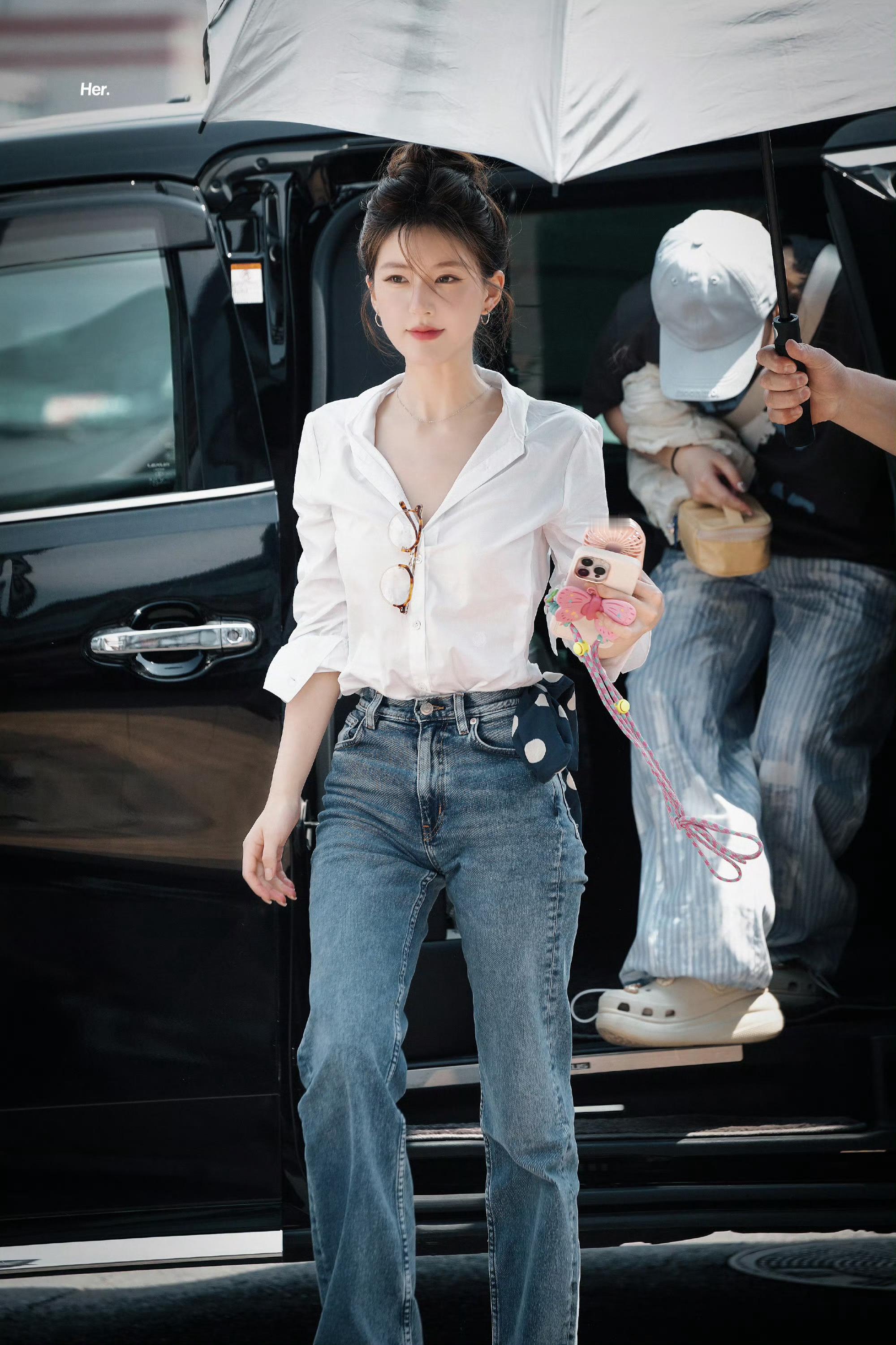 赵露思赵露思许妍 白衬衫牛仔裤 