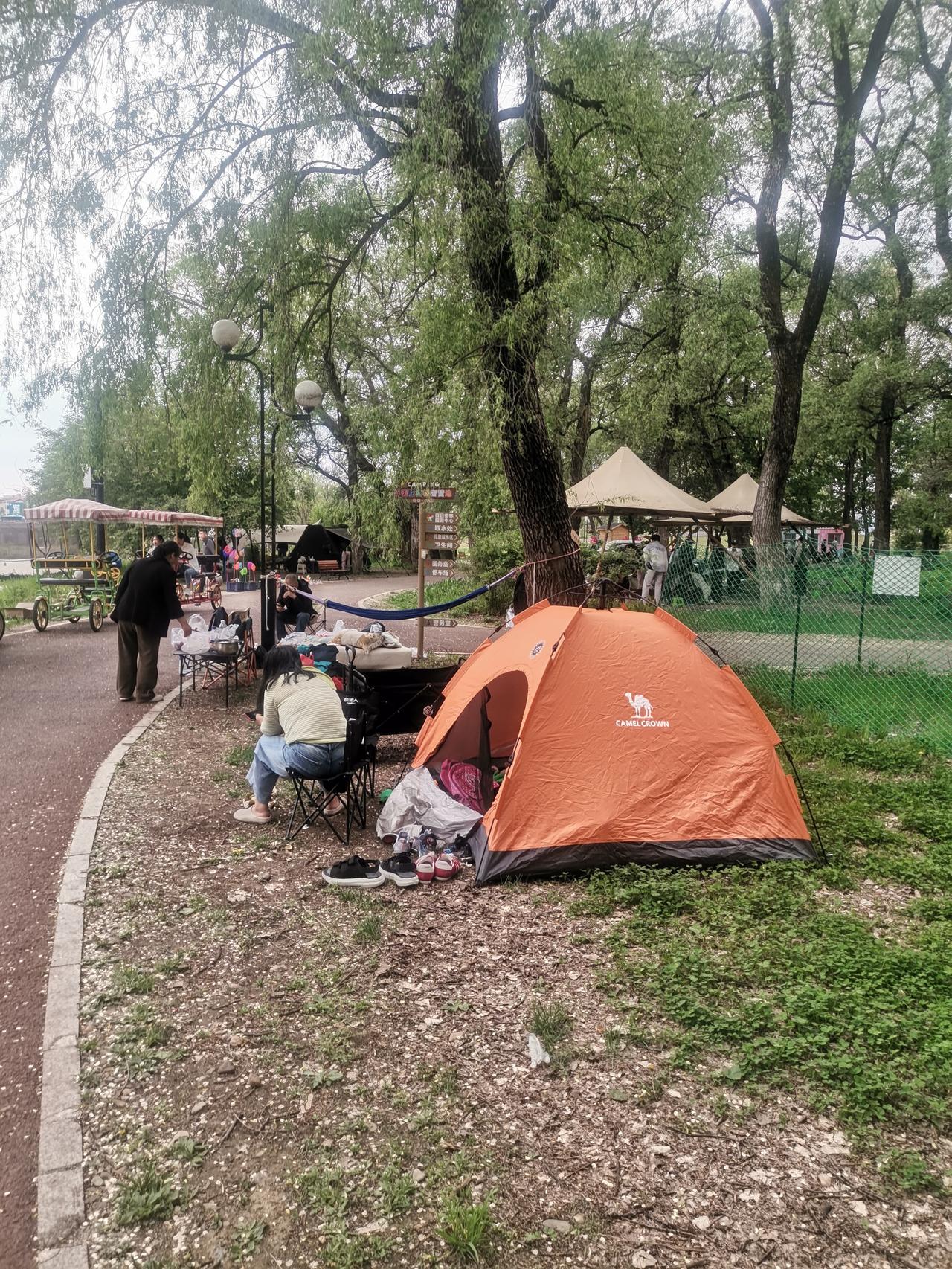 周日的吉林市温德游园，热闹非凡。帐篷烧烤，如今的人们着实懂得享受生活。

今天是