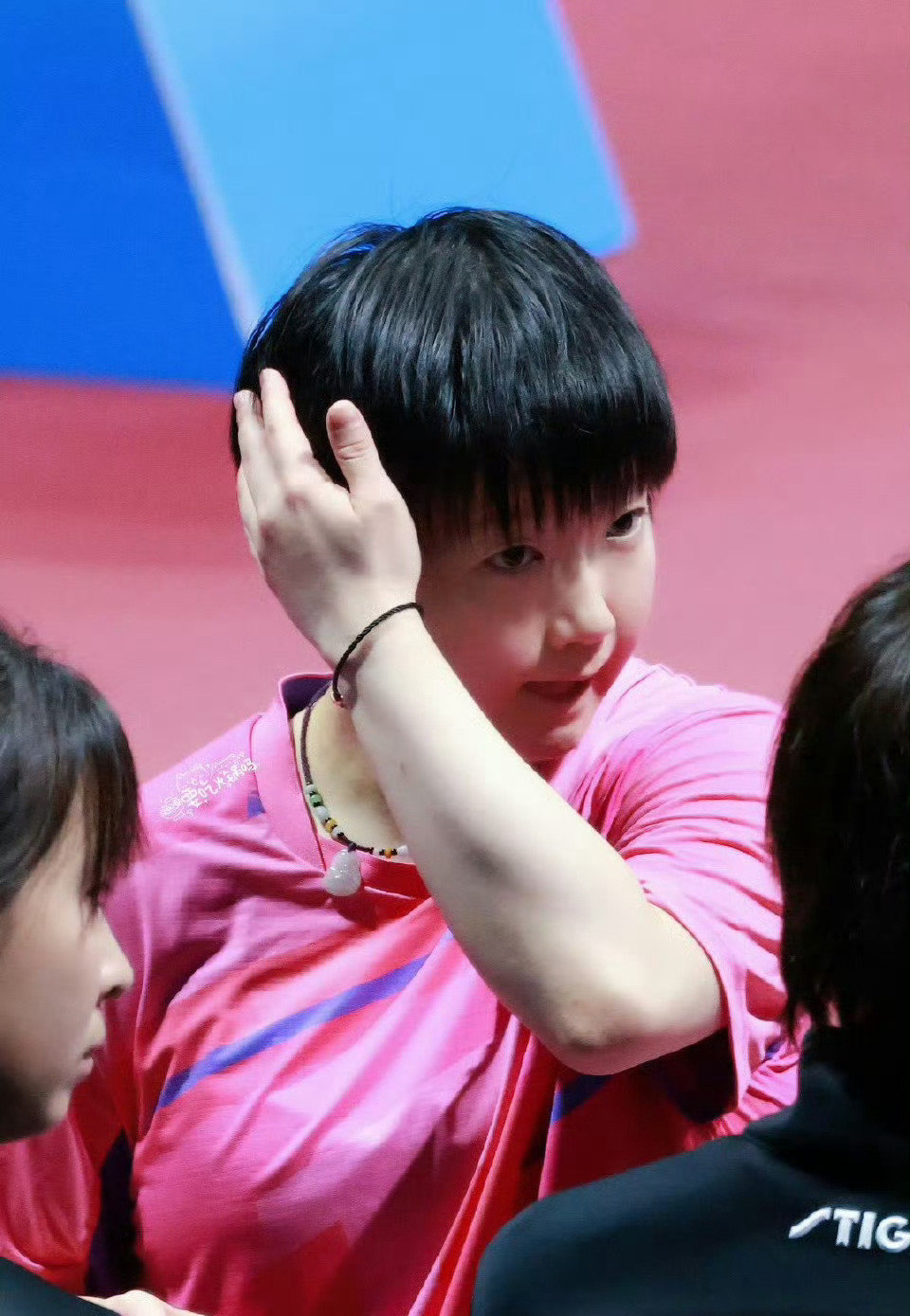 教练透露孙颖莎一直在关注乒超虽因伤缺席赛场，心却始终与团队同在！深圳大学教练高颖