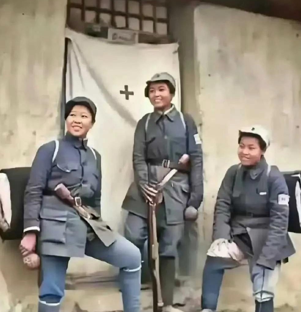 左边是真实照片，右边是影视作品 