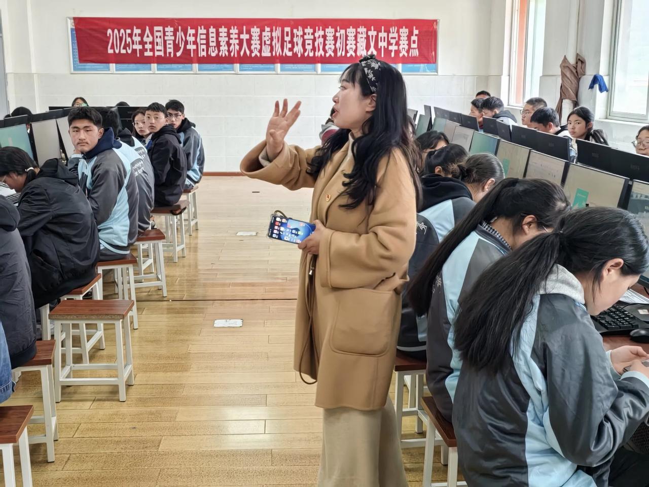 贺康定市藏文中学六学子晋信息赛全国复赛

折多河畔起春潮，
键底风雷破寂寥。
六
