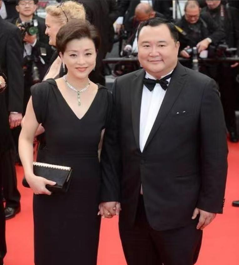 1996年夏的纽约港，价值500万的“阳光世界”号游艇泊在岸边，甲板上的吴征望着