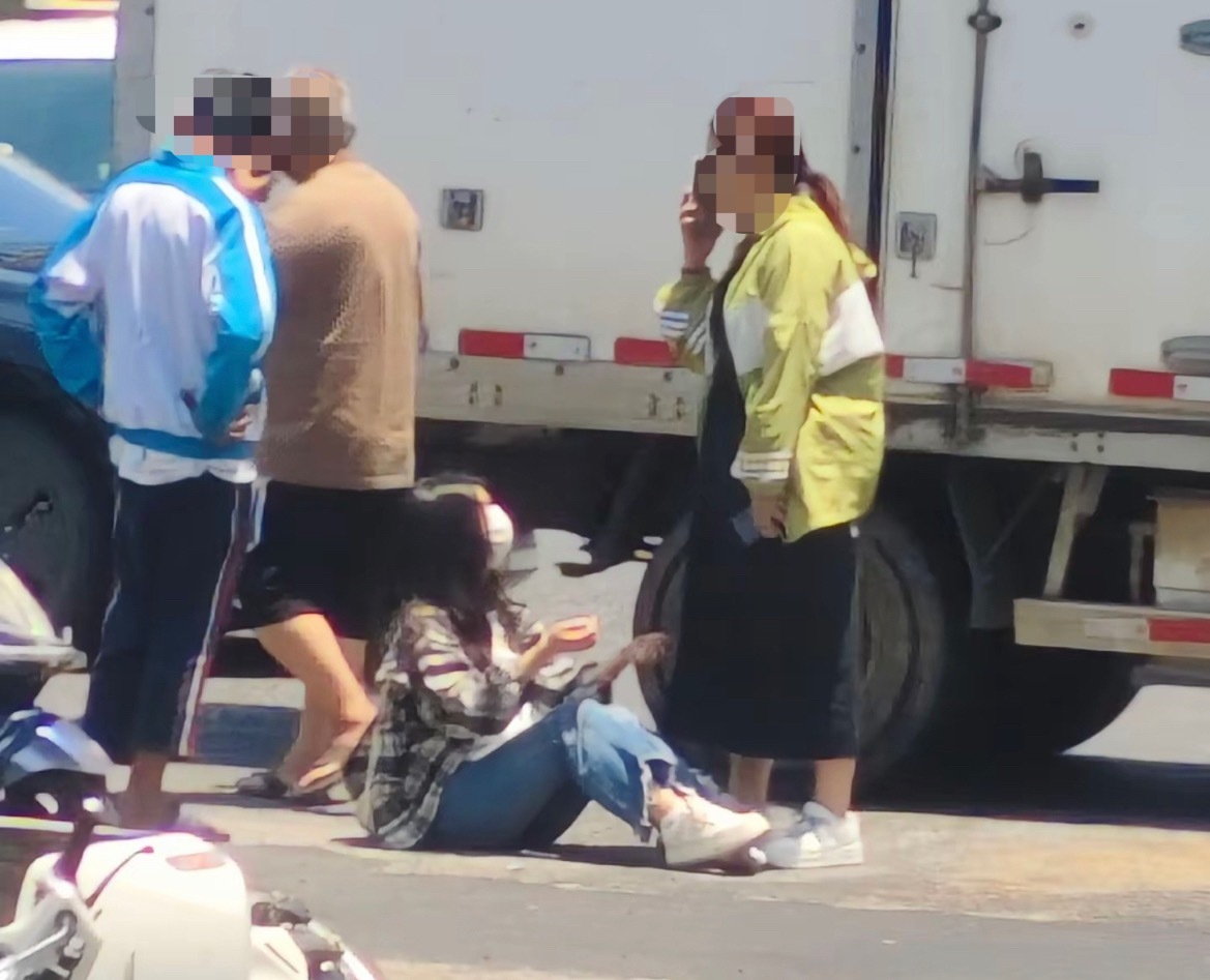 【玉林人民东广场路口电车被撞女子坐地】4月25日，网友爆料称：玉林市人民东路广场