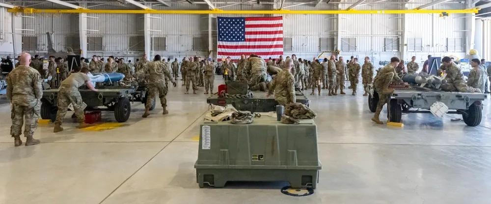 2025年10月31日，来自美军第49装备维护中队的空军人员在新墨西哥州霍洛曼空