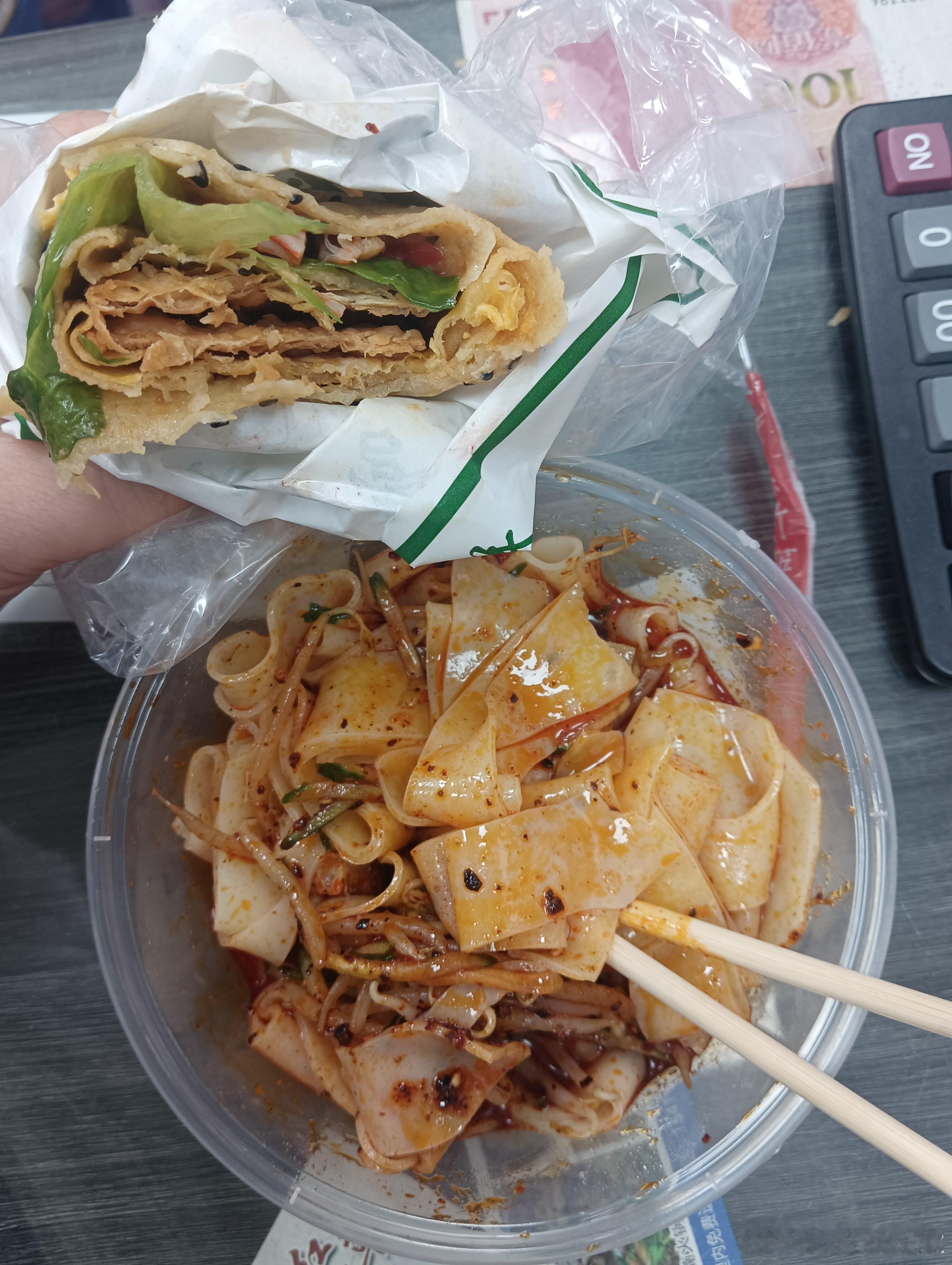 好久没吃凉皮了，真香 ​​​