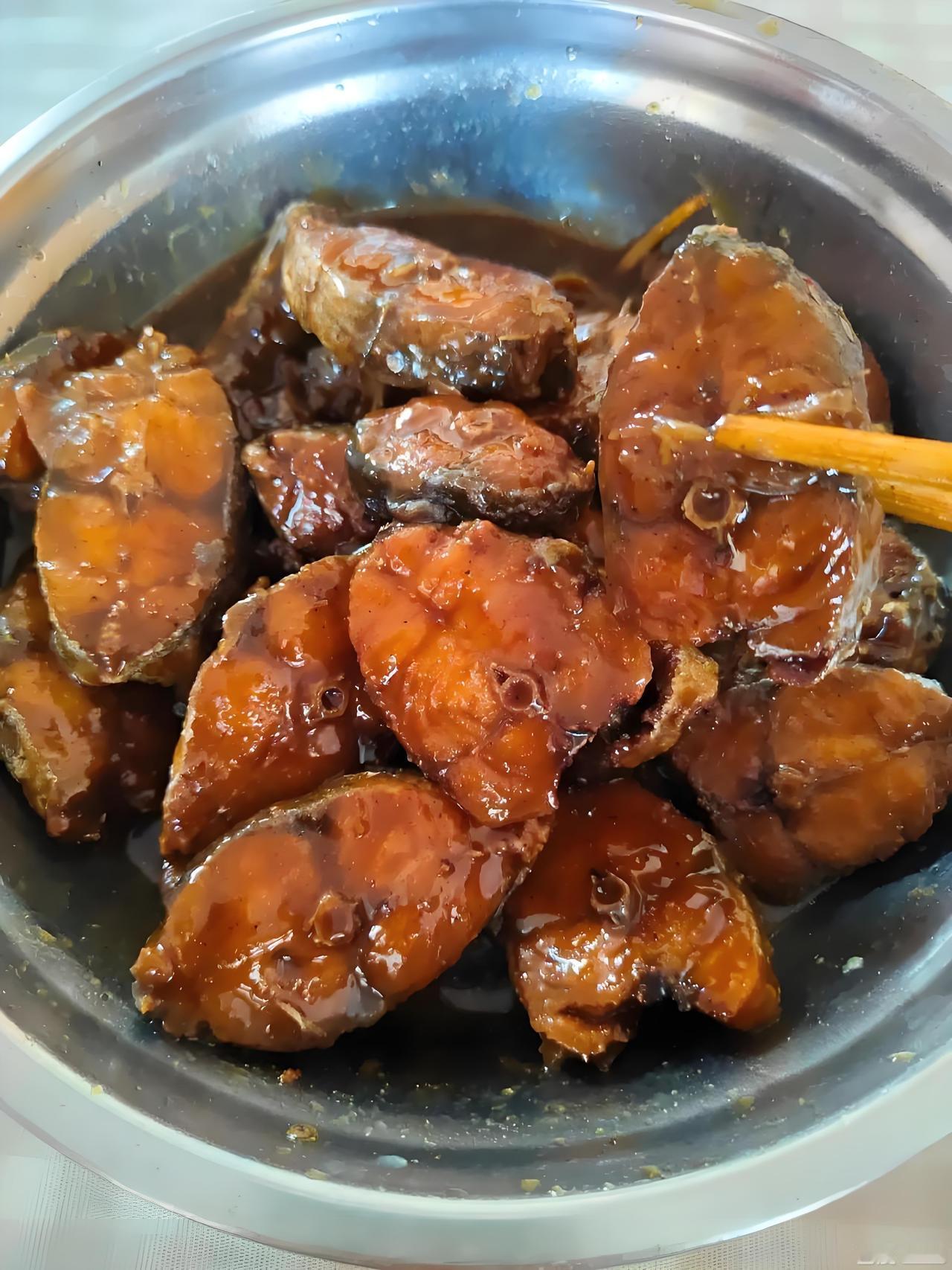 记得过去连云港人喜欢用马鲛鱼做鱼丸子和熏鱼，特别是在过节过年的时候。还有就是在摆