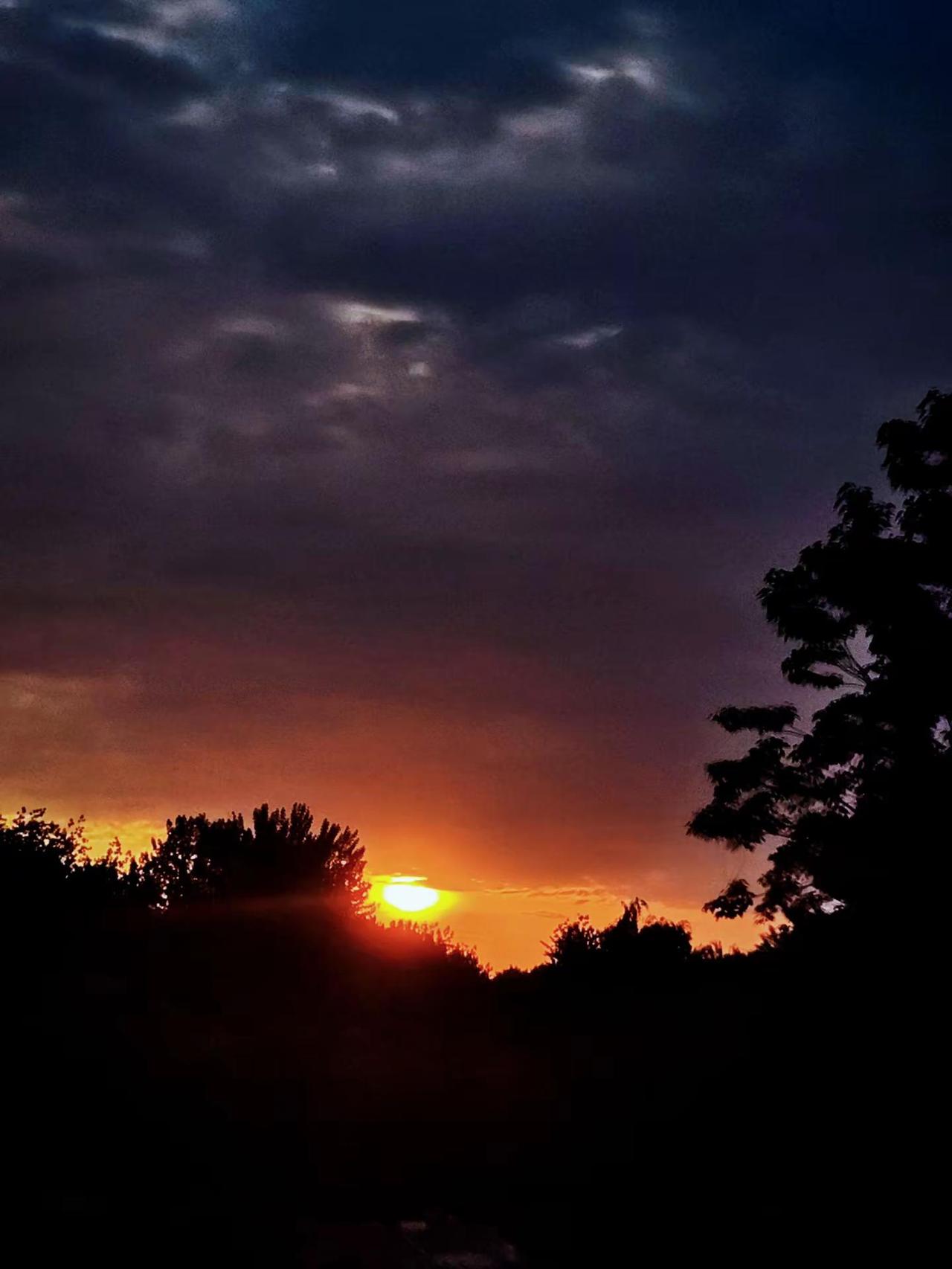看山心静，看水心宽。何以解忧，唯有山水。城市日暮 夕阳收藏 城市天际线剪影 朝霞