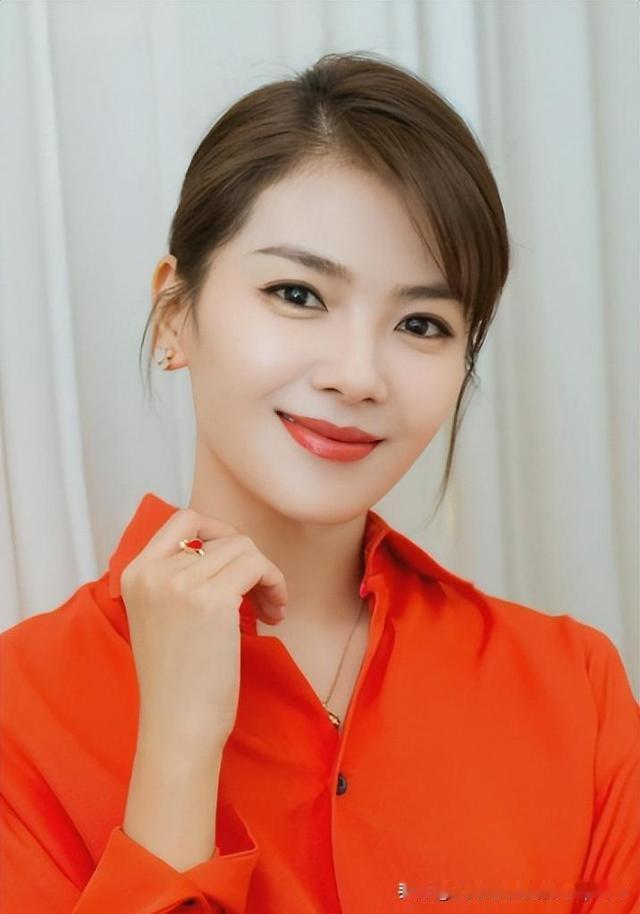 刘涛从不甘落寞，
星族之中算一个。
名利她不比谁差，
傲骨从容岁月歌。